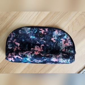 Lululemon large travel bag for cosmetics